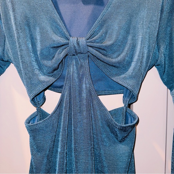 Sky to moon long sleeve bow cut out semi backless mini dress size medium! - Picture 3 of 8